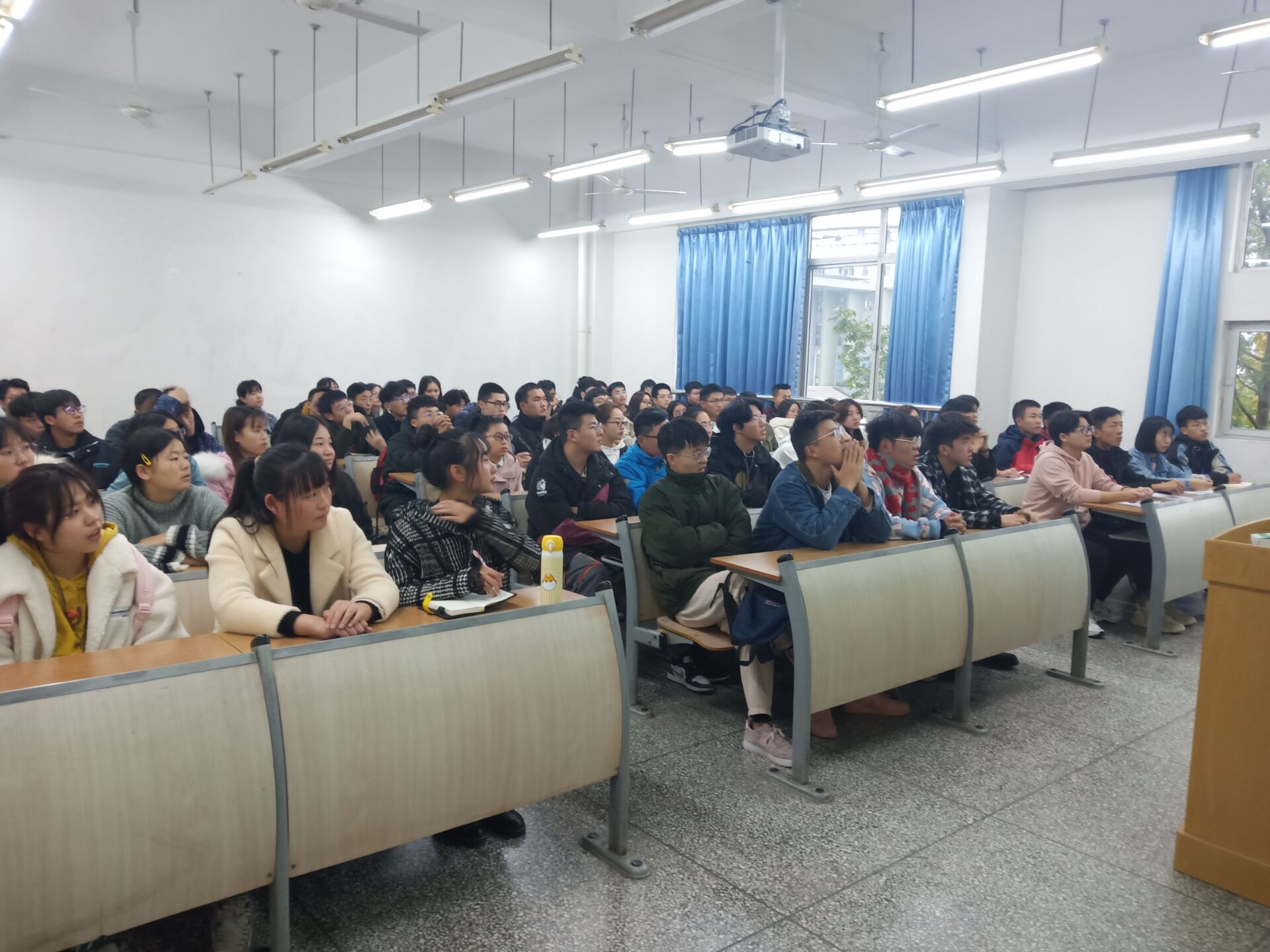 公司开展数学与应用数学（中外合作办学）专业主题班会2.jpg